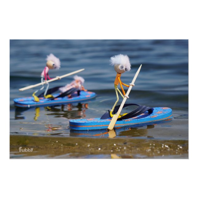 Póster Fubby's op peddelboard dat een teenslipper is. (Anverso)