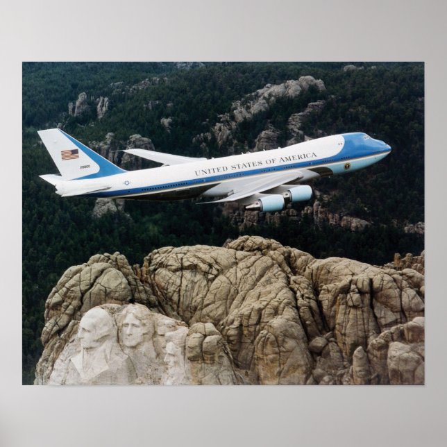 Póster Fuerza Aérea Uno volando sobre el Poster Mount Rus (Frente)