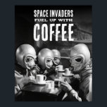 Póster Fusionar con la foto vintage de los invasores de c<br><div class="desc">¡Incluso los invasores del espacio necesitan un impulso a la cafeína! Esta foto vintage en blanco y negro captura a un grupo de cuatro seres extraterrestres en espacios tomando una pausa café en un café.</div>