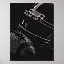 Fútbol y casco oscuro dramático