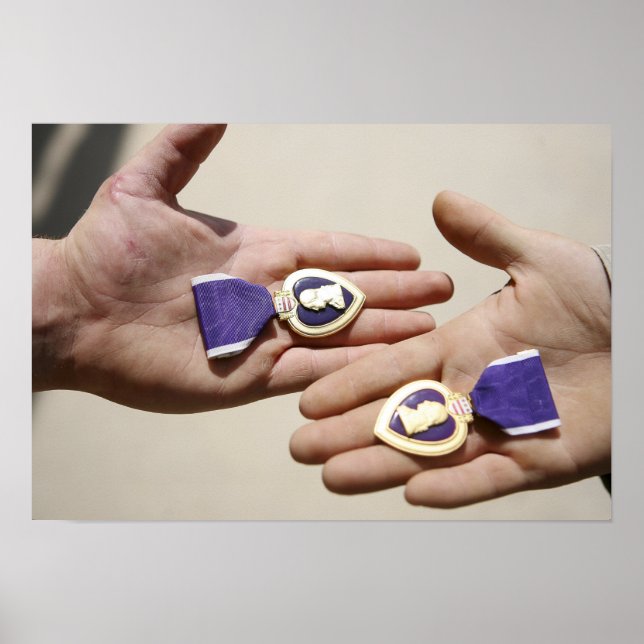 Póster Ganadores del Purple Heart muestran sus medallas (Frente)