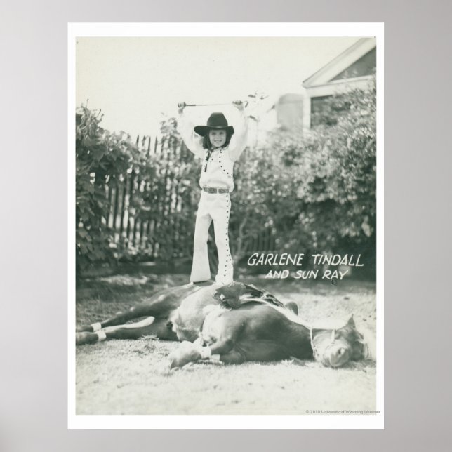 Póster Garlene Tindall de pie sobre un caballo de truco. (Frente)