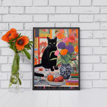 Gato negro en la mesa con libros de flores fruta