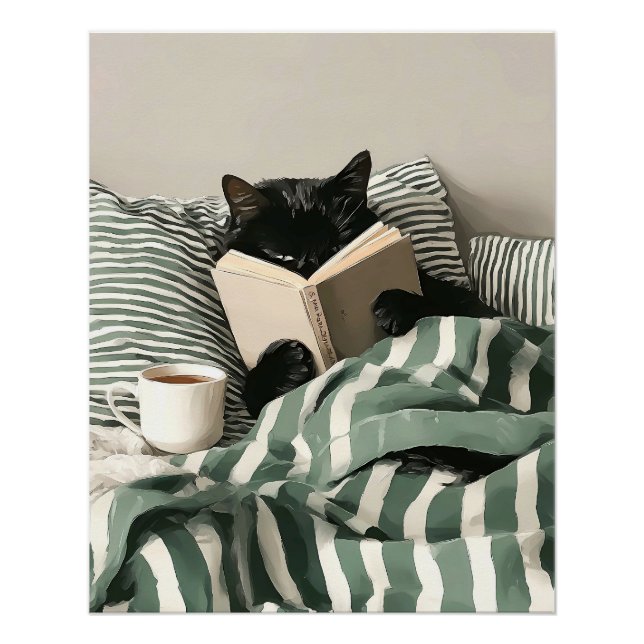 Póster Gato negro leyendo libro en la cama (Anverso)