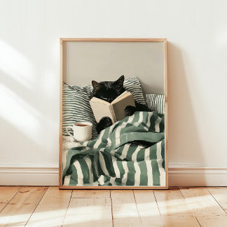 Póster Gato negro leyendo un libro en la cama