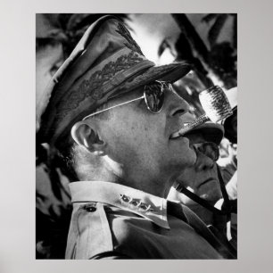 Póster General Douglas MacArthur with Corncob Pipe