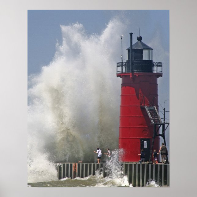 Póster Gente en el embarcadero observa grandes olas rompi (Frente)