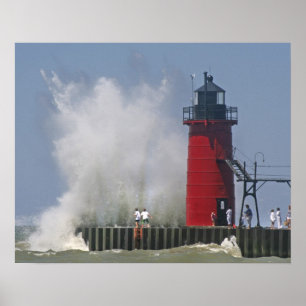 Póster Gente en el muelle observa grandes olas rompientes