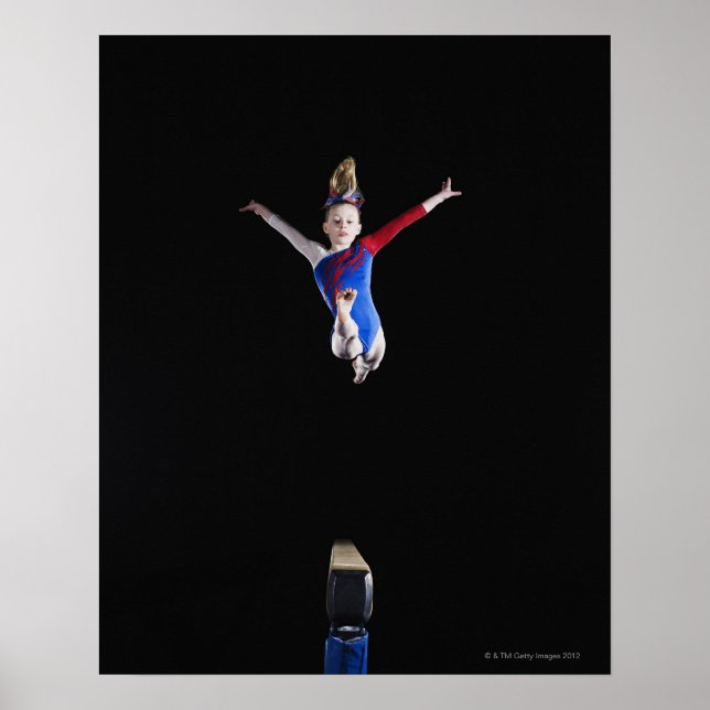 Póster Gimnasta (9-10) saltando sobre el haz de equilibri (Frente)