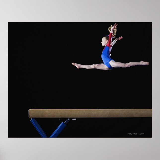 Póster Gimnasta (9-10) saltando sobre el haz de equilibri (Frente)