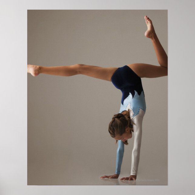 Póster Gimnasta femenina (12-13) que realiza paro de mano (Frente)