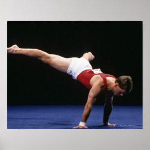 Póster Gimnasta masculina haciendo una rutina en el piso