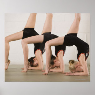 Póster Gimnastas que presentan upside-down