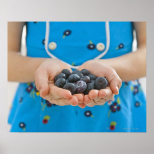Póster Girl holding fresh blueberries