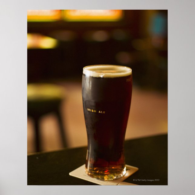 Póster Glass of Irish ale in pub (Frente)