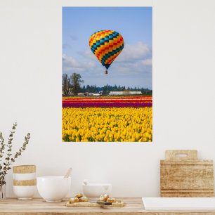 Póster Globo aerostático sobre campo de tulipanes en Port