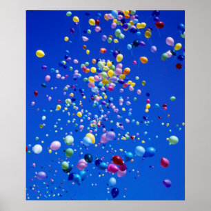 Póster globos voladores multicolores al cielo azul,