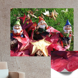 Póster Gnomes de jardín en las hojas rojas de la caída de