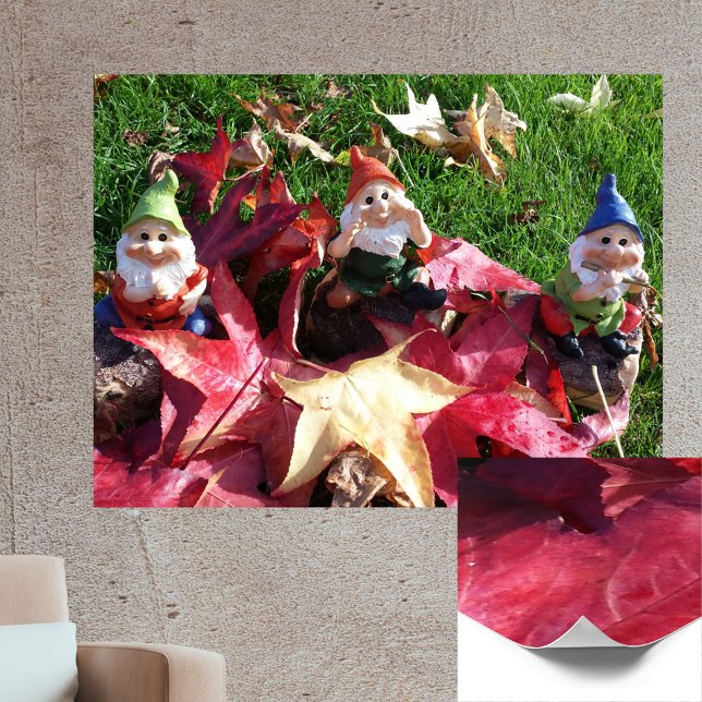 Póster Gnomes de jardín en las hojas rojas de la caída de (Garden Gnomes in the Yard Fall Red Brown Leaves Poster)