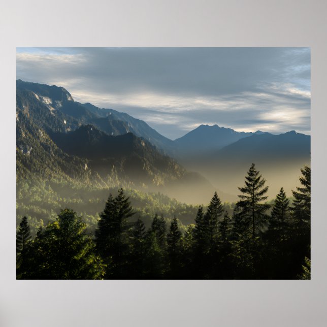 Póster Golden Hour Misty Peaks Evergreen Forest Art (Frente)