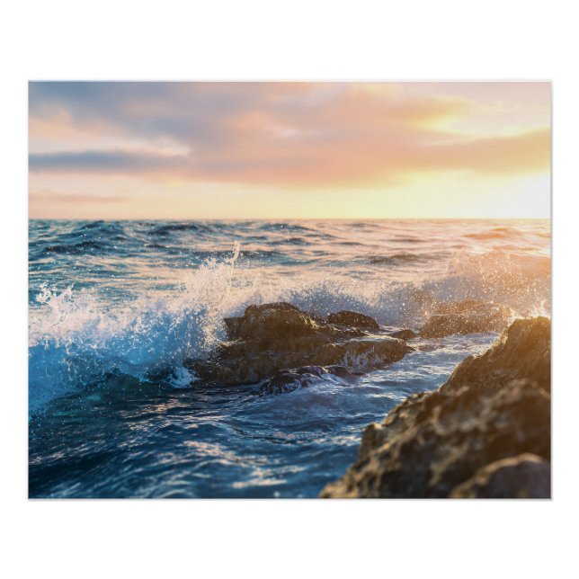 Póster Golden Hour Ocean Waves Crashing on Rocks Sunset (Anverso)