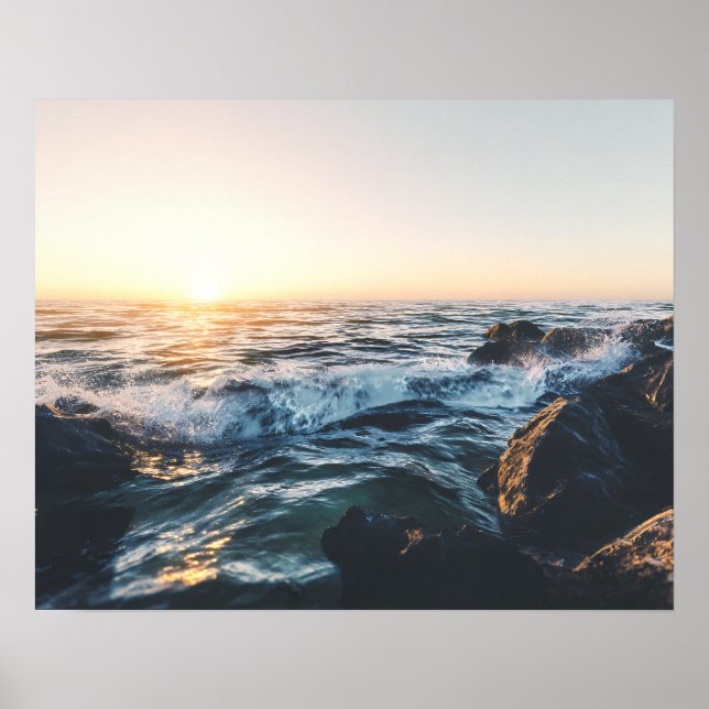 Póster Golden Sunset Ocean Waves on Rocks Serene Seascape (Frente)