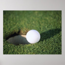 Póster Golf Ball al borde del agujero