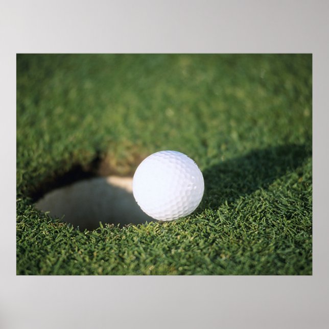 Póster Golf Ball al borde del agujero (Frente)