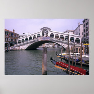 Póster Gondolas and tourists near the Rialto Bridge