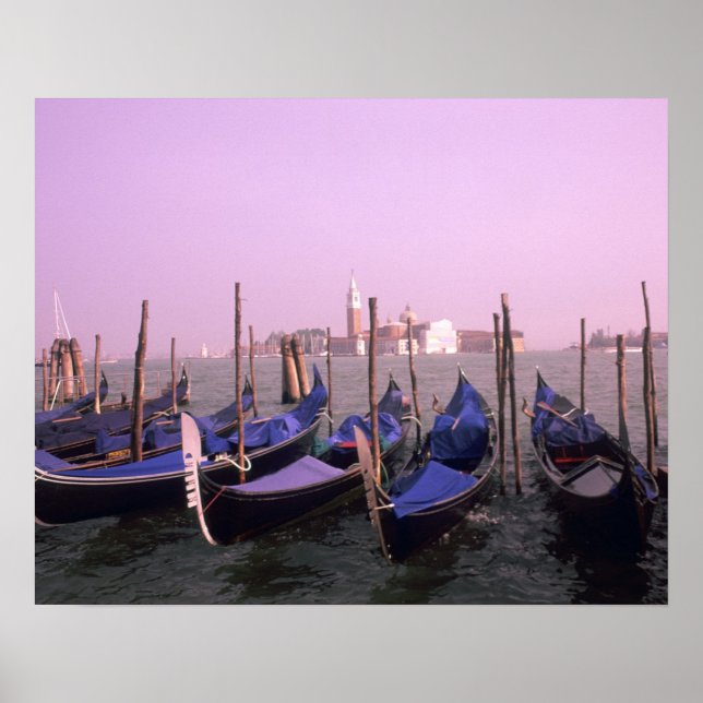 Póster Gondolas ready for tourists in Venice Italy (Frente)