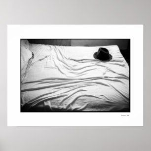 PÓSTER GORRA EN POSTER DE CAMA