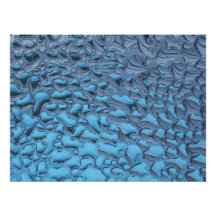 Gotas de lluvia suaves en vidrio azul
