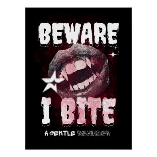 Póster Goth Vampire T-Shirt BEWARE I BITE   Spooky Fangs