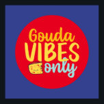 Póster Gracioso queso Gouda Vibes solamente color retro a<br><div class="desc">Arte tipográfico colorido con colores retro y vibrante. Puntas y citas divertidas sobre comida,  cocina,  cocción y cena. Decoración perfecta para su cocina,  comedor,  cafetería,  panadería o restaurante. El color de fondo (el círculo y el cuadrado) es el personalizable a través de la Herramienta de diseño.</div>