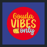 Póster Gracioso queso Gouda Vibes solamente color retro a<br><div class="desc">Arte tipográfico colorido con colores retro y vibrante. Puntas y citas divertidas sobre comida,  cocina,  cocción y cena. Decoración perfecta para su cocina,  comedor,  cafetería,  panadería o restaurante. El color de fondo (el círculo y el cuadrado) es el personalizable a través de la Herramienta de diseño.</div>