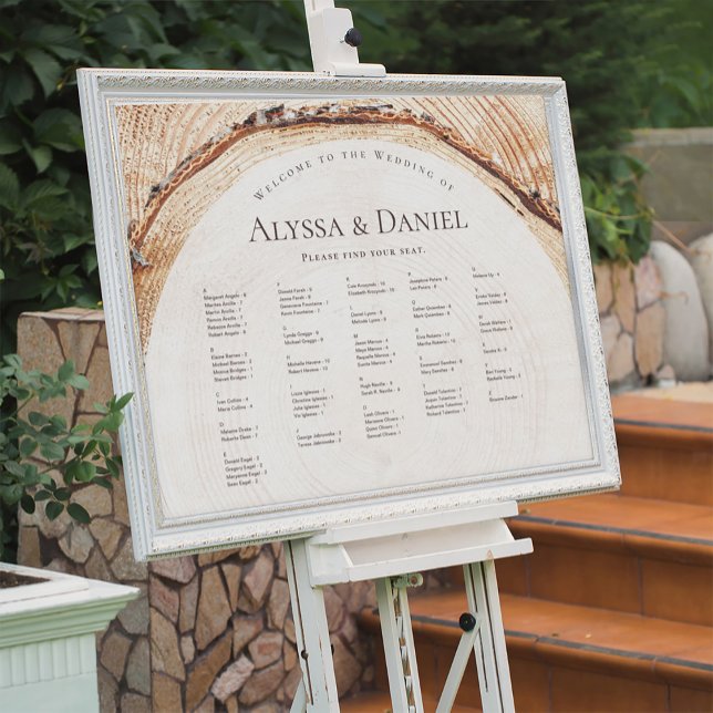 Póster Gráfico de asientos del Boda del anillo del árbol  (Rustic Wood Cut slice theme Wedding seating chart sign, framed on easel.)