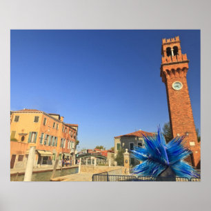 Póster Gran estatua de vidrio y torre de campanas, Italia