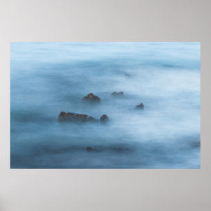 Póster Gran exposición de rocas en el mar en azul oxidado
