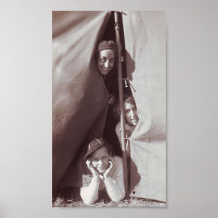 Póster Gran foto vintage de chicas jóvenes acampando