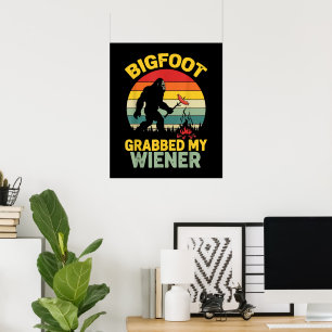 Póster Gran Pie Agarró Mi Salchicha Divertido Sasquatch