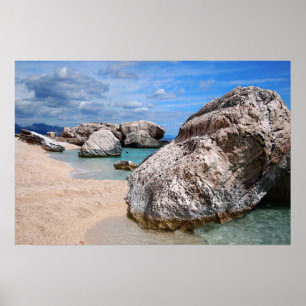 Póster Grandes rocas en la playa de Cala Mariolu en el po