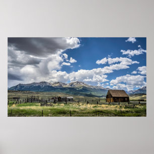 Póster Granjas   Granja por debajo de las montañas de Col
