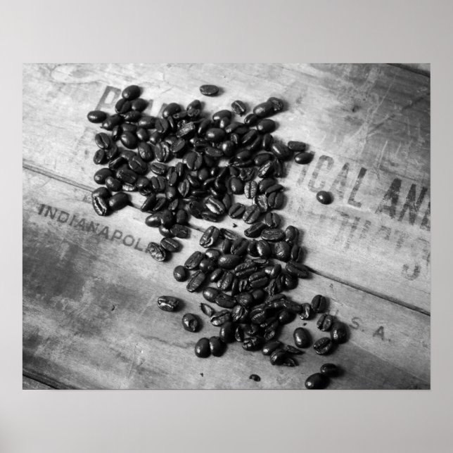 Póster Granos de café blancos y negros en una vieja taza  (Frente)