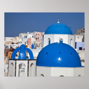 Póster Grecia, Santorini. Campanario y cúpulas azules de