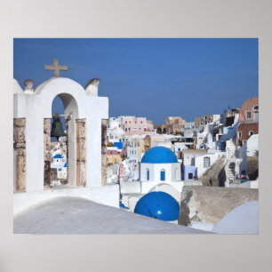Póster Grecia, Santorini. Campanario y cúpulas azules de 