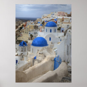 Póster Grecia, Santorini. Torre de campanas y cúpulas azu