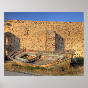 Póster Greece, Santorini, Oia. Old fishing boat on dry