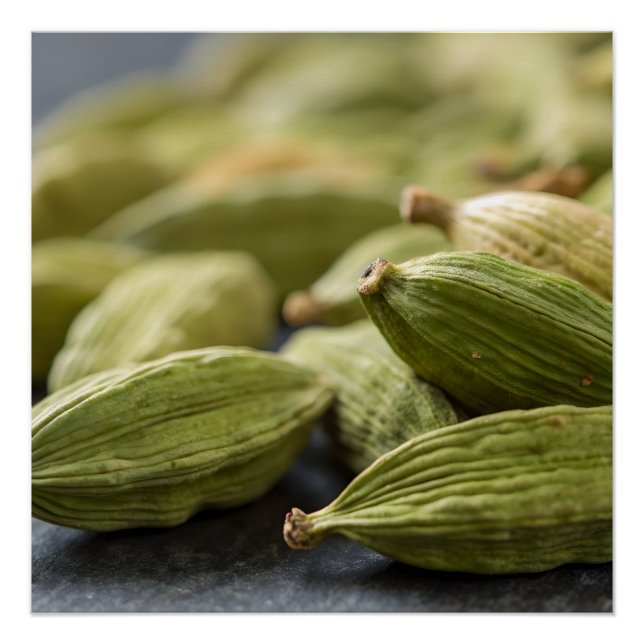 Póster Green Cardamom Pods Macro Zoom Aromatic Spice Text (Anverso)
