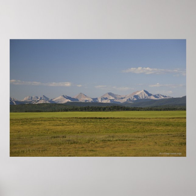 Póster Green Fields And Rolling Hills With Mountains (Frente)