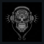 Póster Gris y DJ negro Sugar Skull<br><div class="desc">Este elaborado diseño de cráneo de azúcar DJ del artista Jeff Bartels está decorado con complejos remolinos y patrones de puntos. Los audífonos se sientan encima del cráneo con dos cables colgando debajo. Una sombra cae sobre el fondo de malla circular, lo que hace que parezca que el cráneo está...</div>